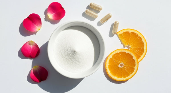 kollagén peptidek bőr - fehér por és kapszulák márványfelületen